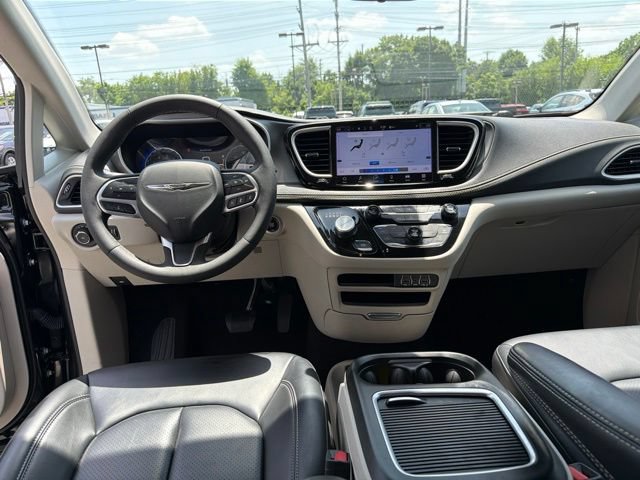 Used 2023 Chrysler Pacifica Touring-L AWD/4WD image 16