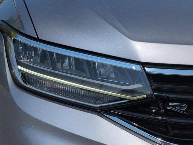 Used 2022 Volkswagen Tiguan SE R-Line FWD image 9