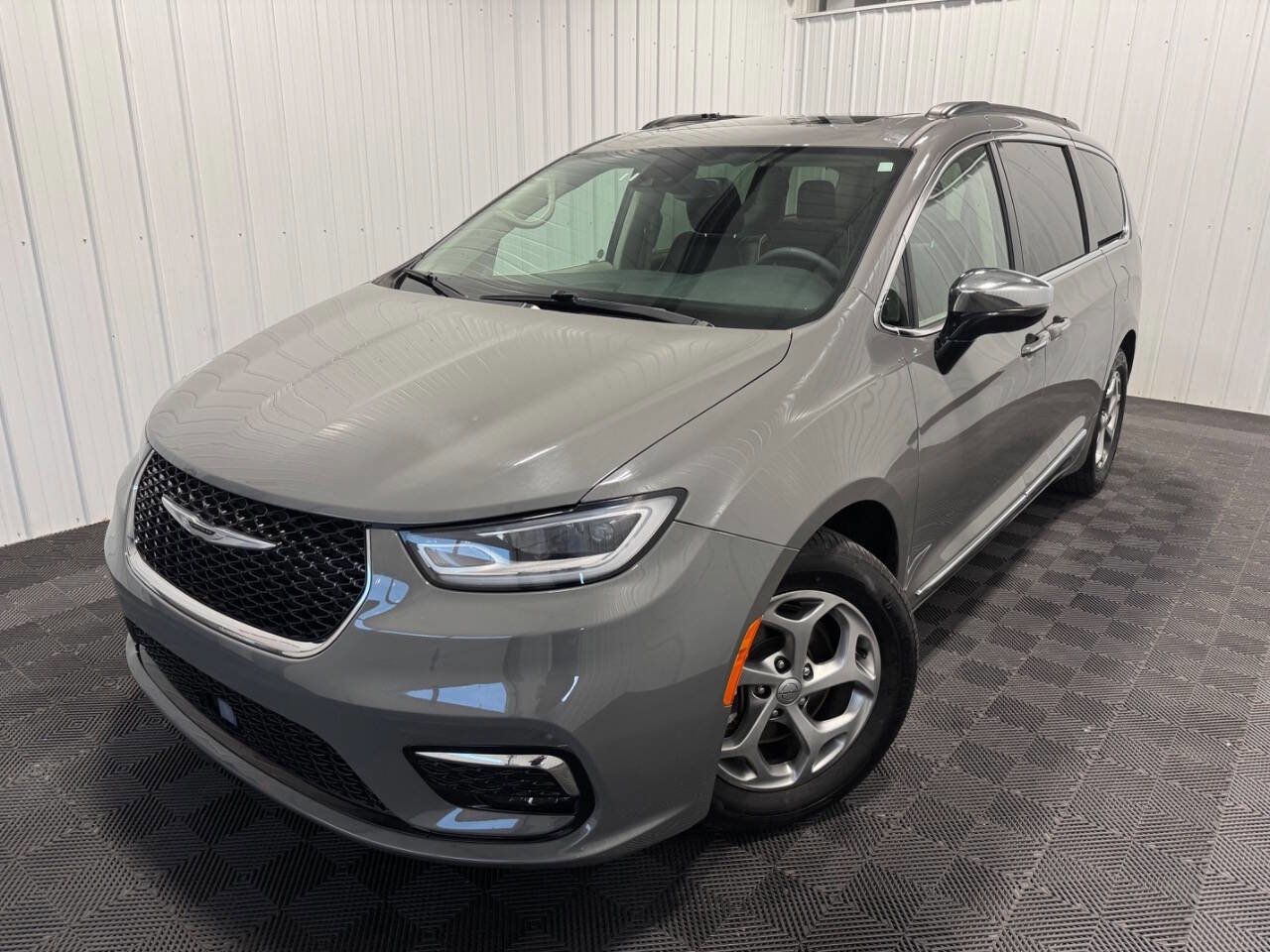 Used 2023 Chrysler Pacifica Limited FWD image 49