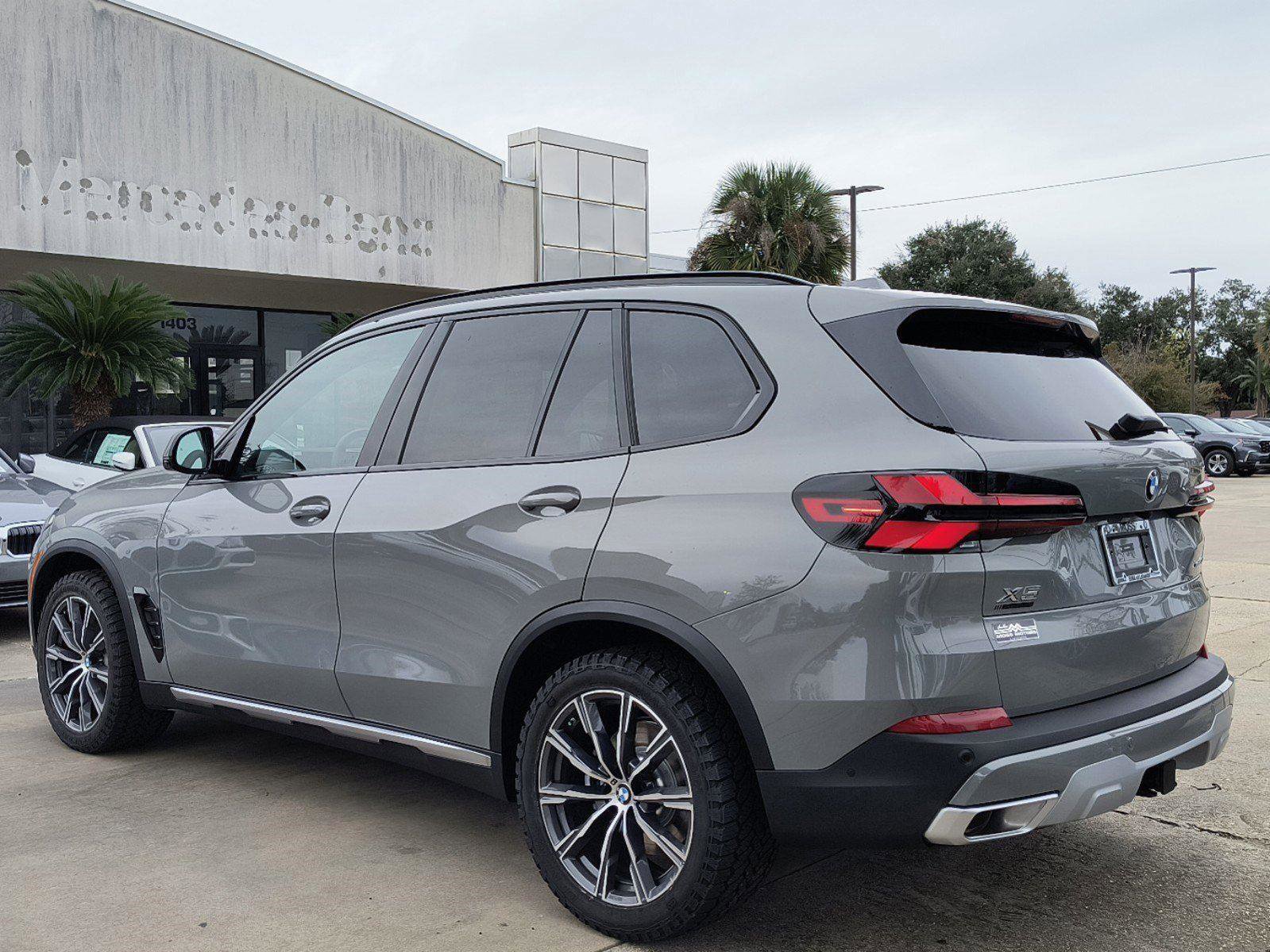 New 2025 BMW X5 xDrive40i w/ Parking Assistance Package image 3