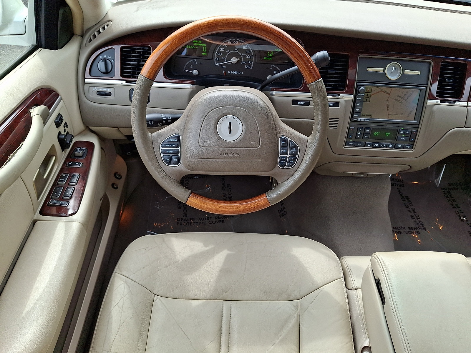 Used 2004 Lincoln Town Car Ultimate RWD image 11