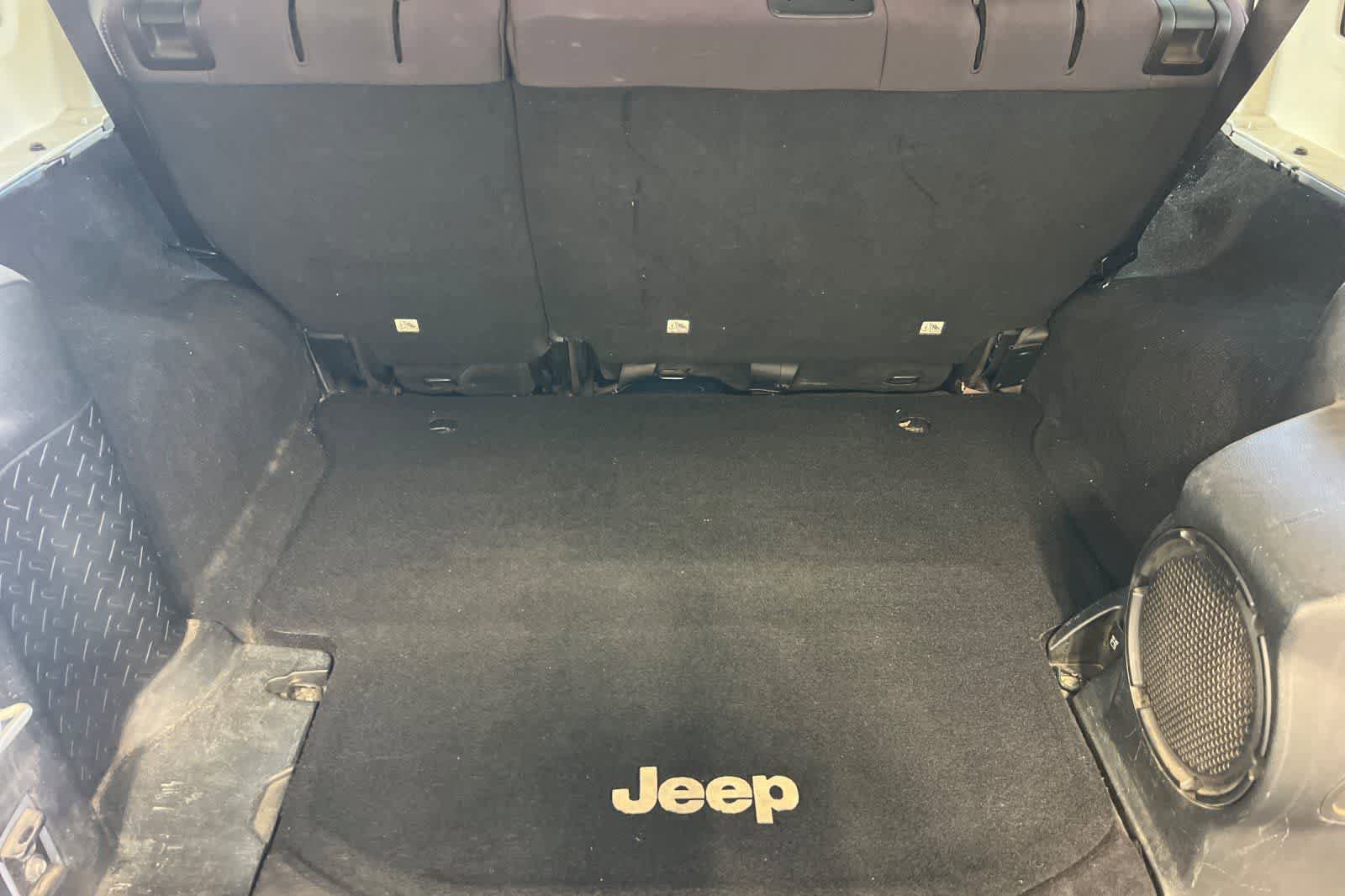 Used 2014 Jeep Wrangler Unlimited Sahara w/ Connectivity Group AWD/4WD image 17