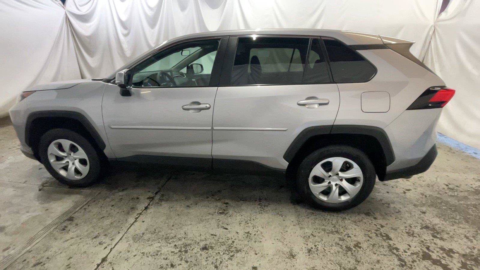 Used 2022 Toyota RAV4 LE AWD/4WD image 13