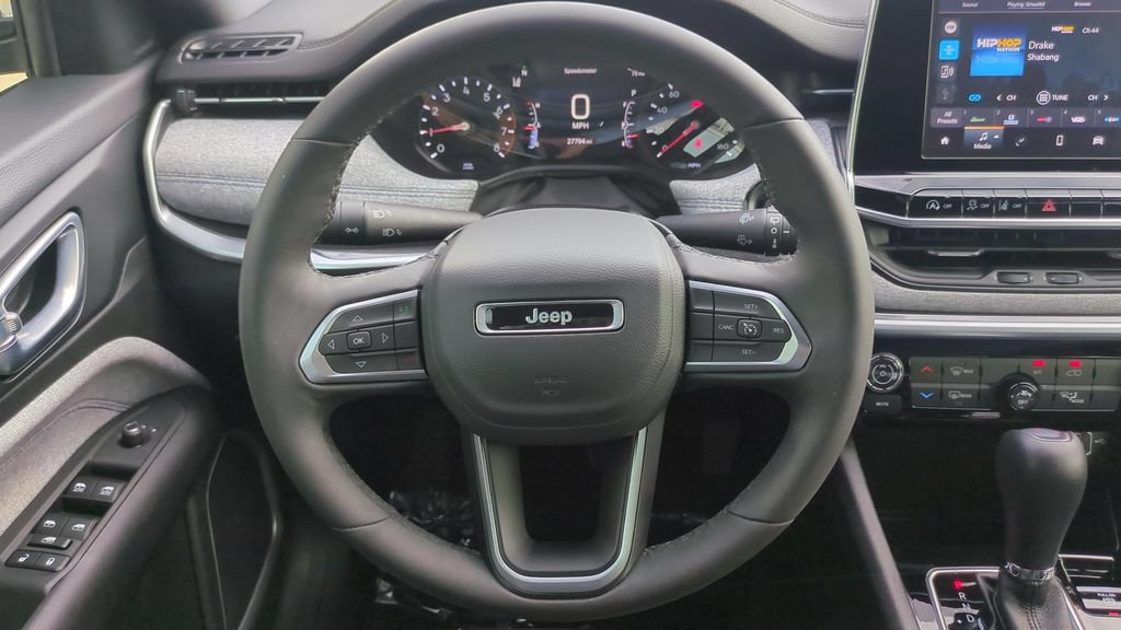 Used 2025 Jeep Compass Latitude AWD/4WD image 12