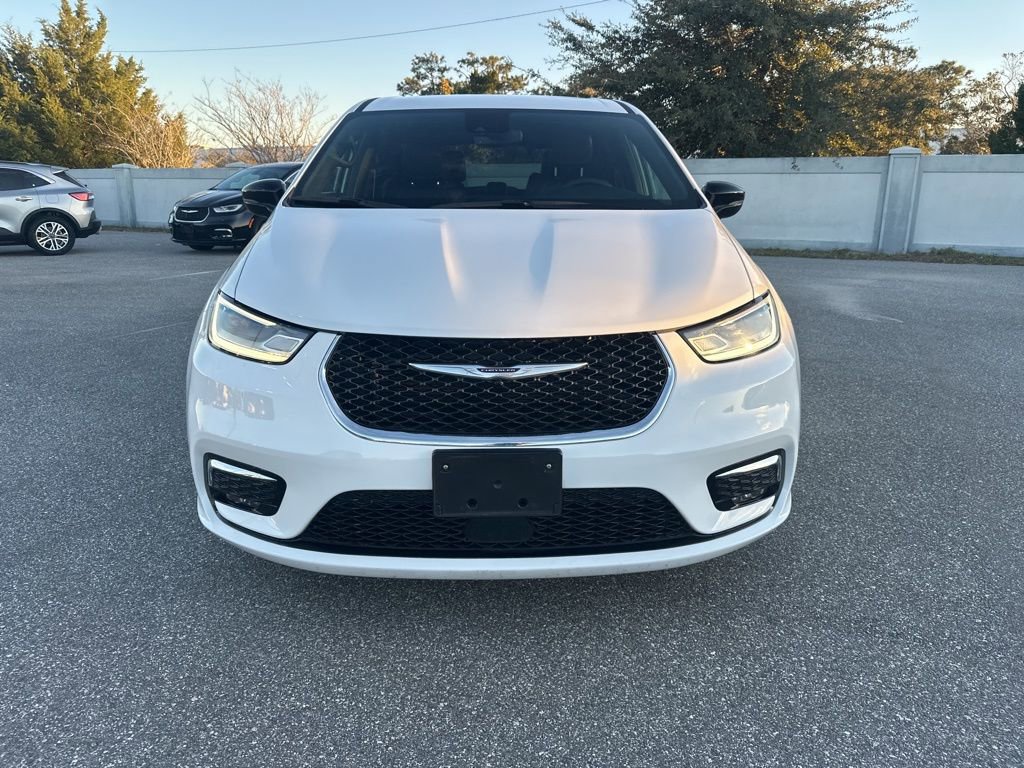 Used 2025 Chrysler Pacifica Select image 2