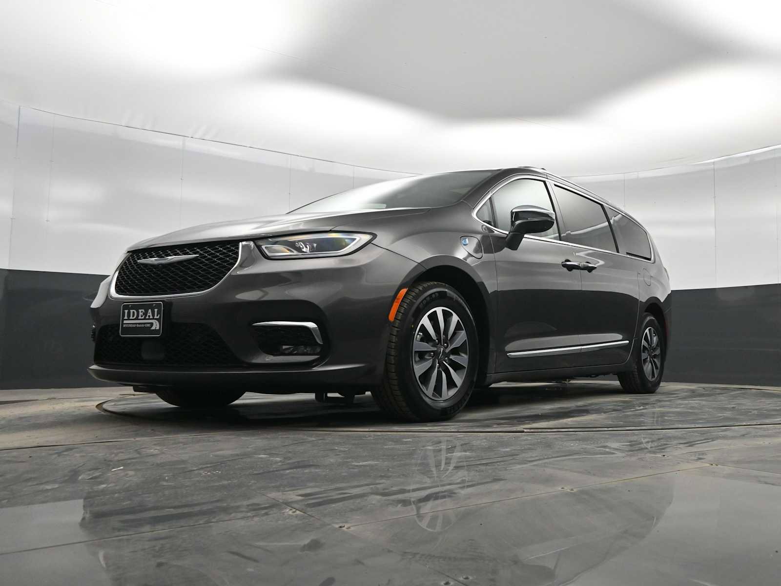 Used 2021 Chrysler Pacifica Limited w/ Uconnect Theater Family Group image 32