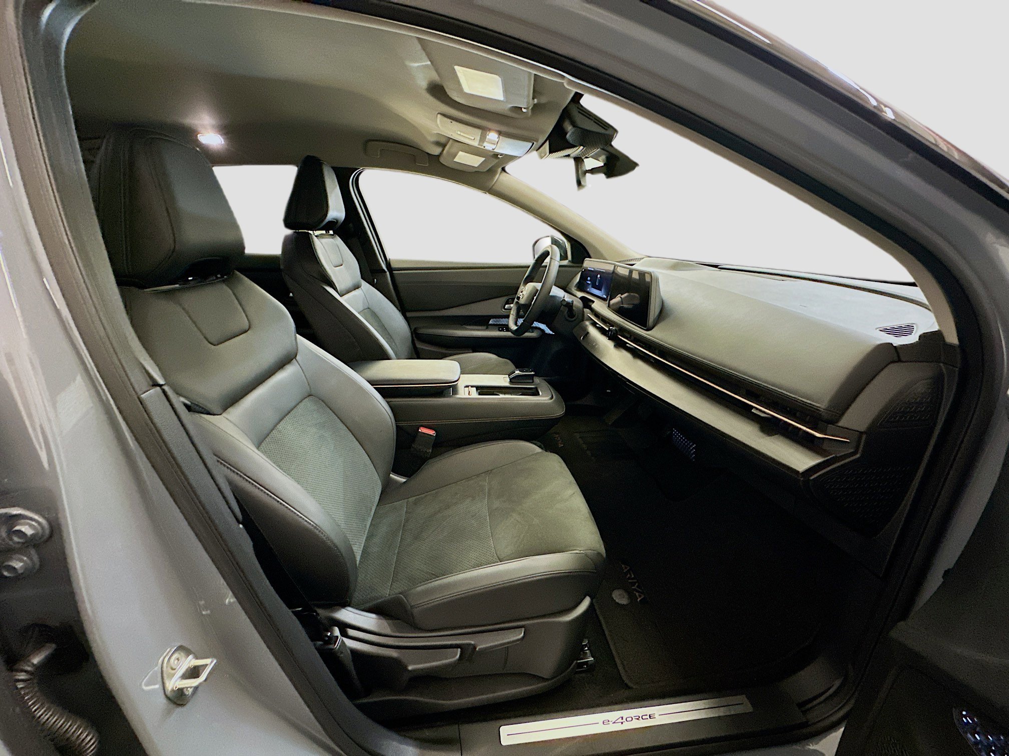 Used 2025 Nissan Ariya AWD image 32