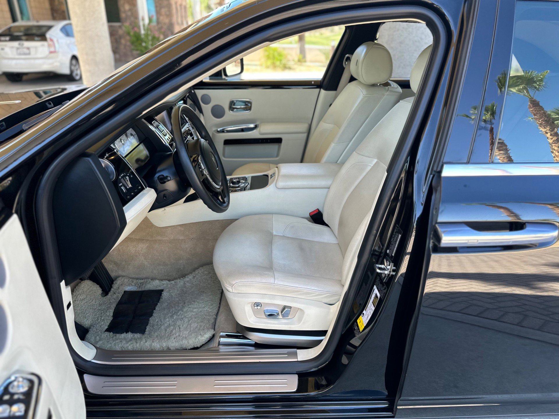 Used 2011 Rolls-Royce Ghost image 40