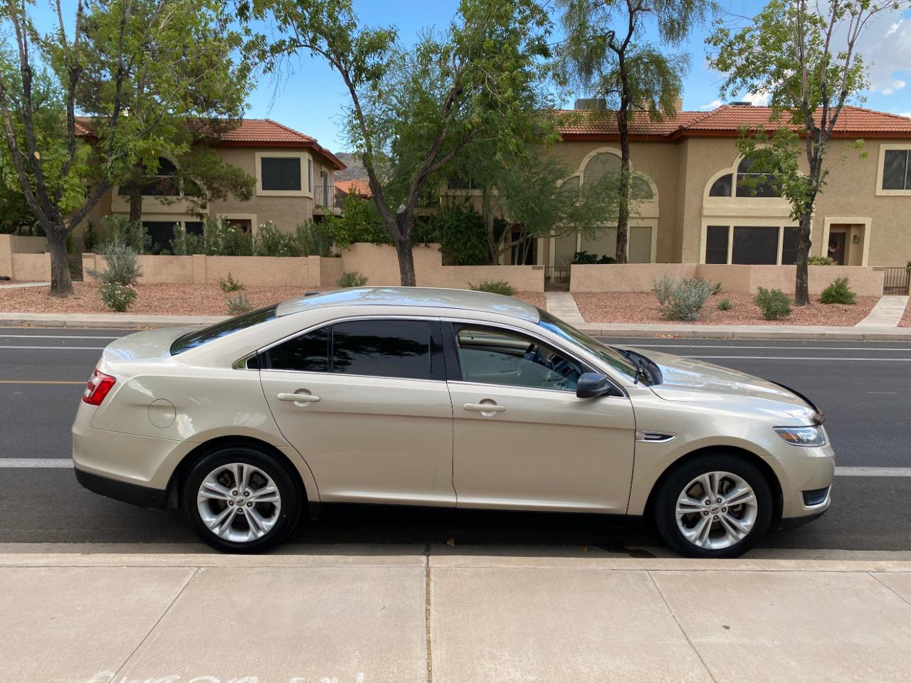 Used 2018 Ford Taurus SE FWD image 8