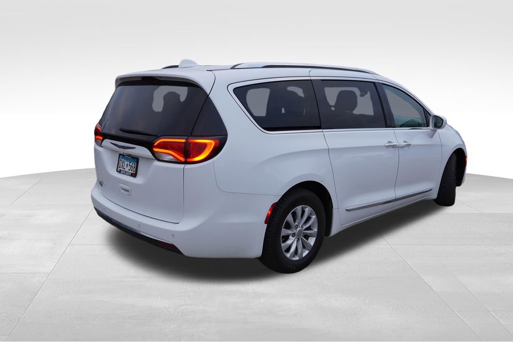 Used 2018 Chrysler Pacifica Touring-L image 3
