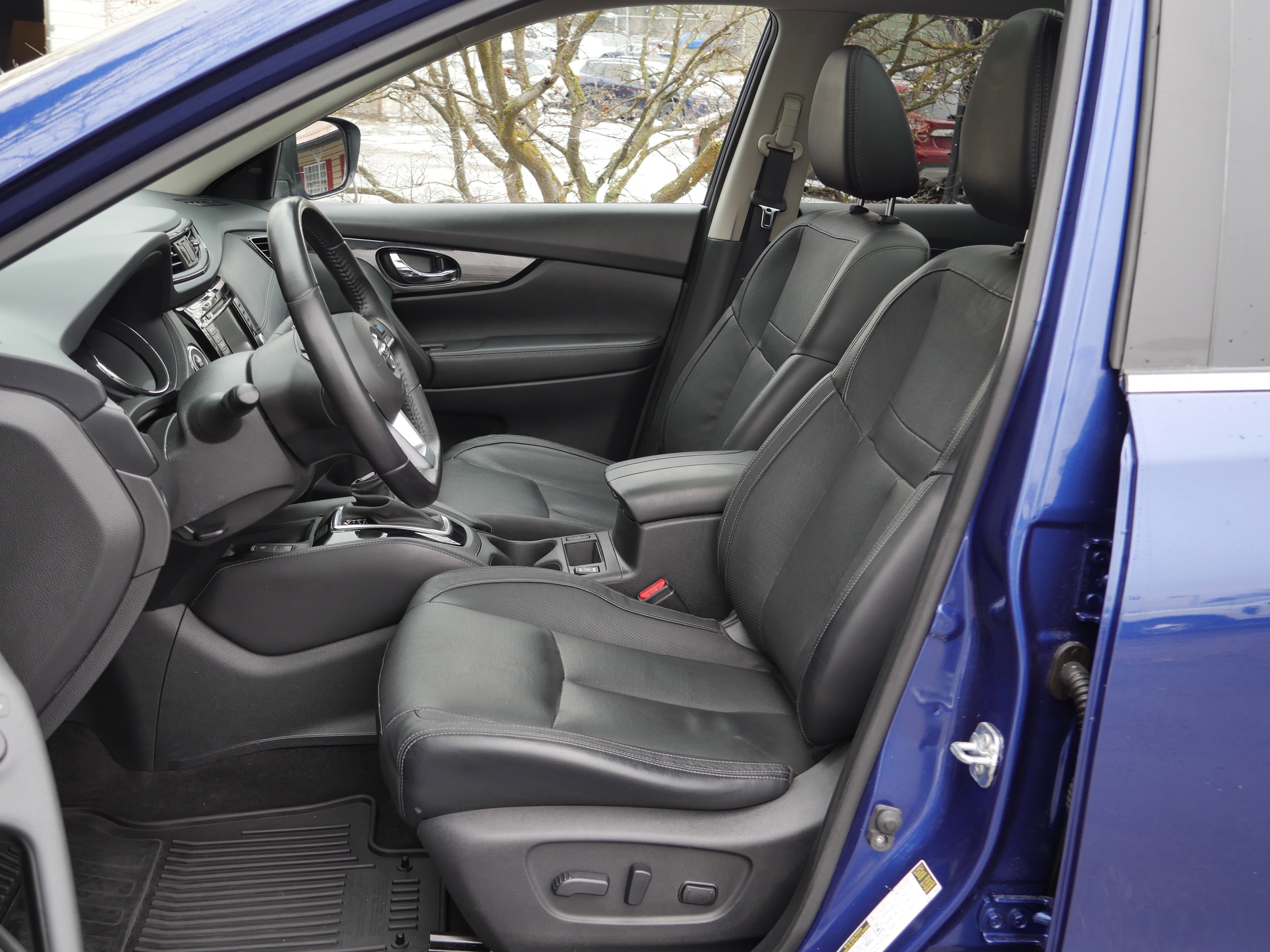 Used 2018 Nissan Rogue SL w/ Premium Package image 3