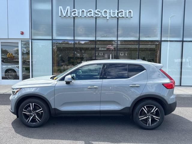 Certified 2025 Volvo XC40 B5 Core AWD/4WD image 2