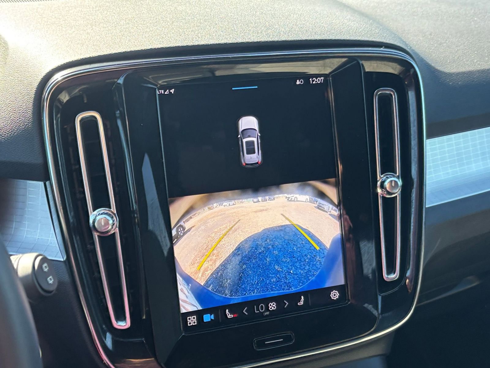 Used 2024 Volvo XC40 B5 Core image 17