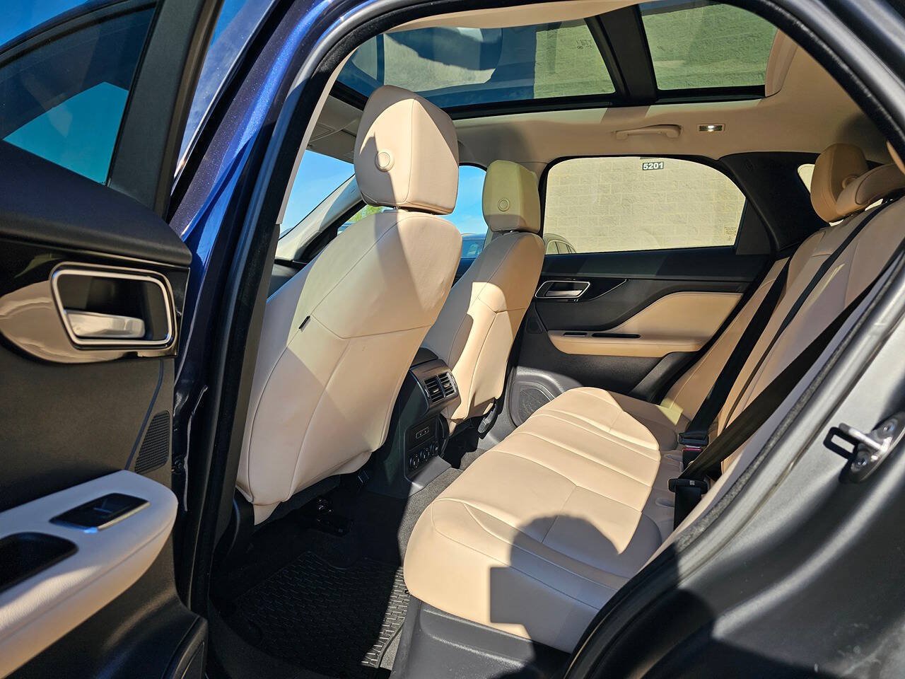 Used 2017 Jaguar F-PACE Premium AWD/4WD image 11