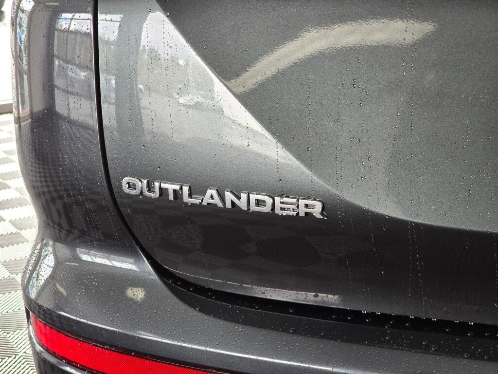 Used 2024 Mitsubishi Outlander SE image 14