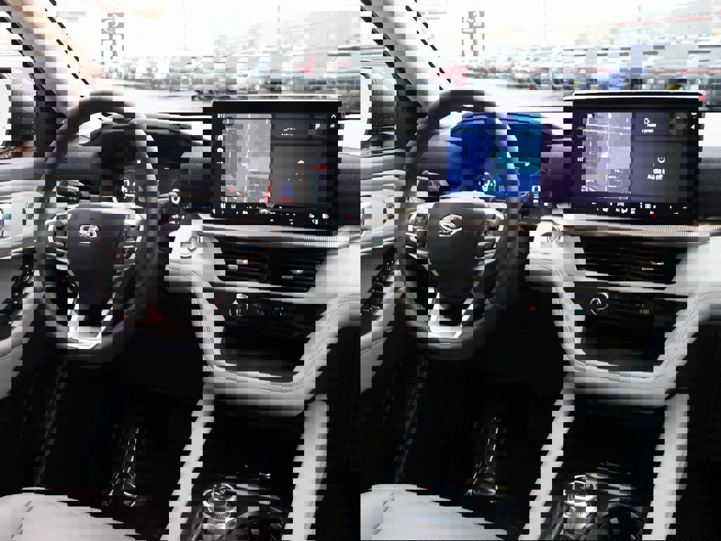 Used 2025 Ford Explorer Active w/ Active Comfort Package image 15