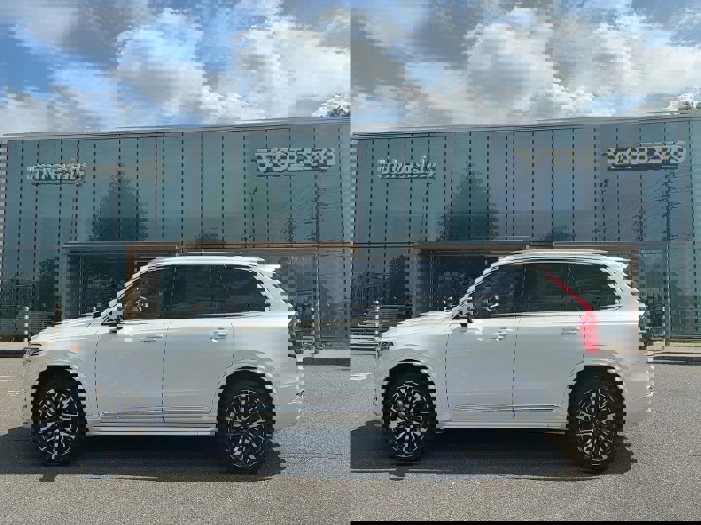 Certified 2024 Volvo XC90 B5 Plus image 1