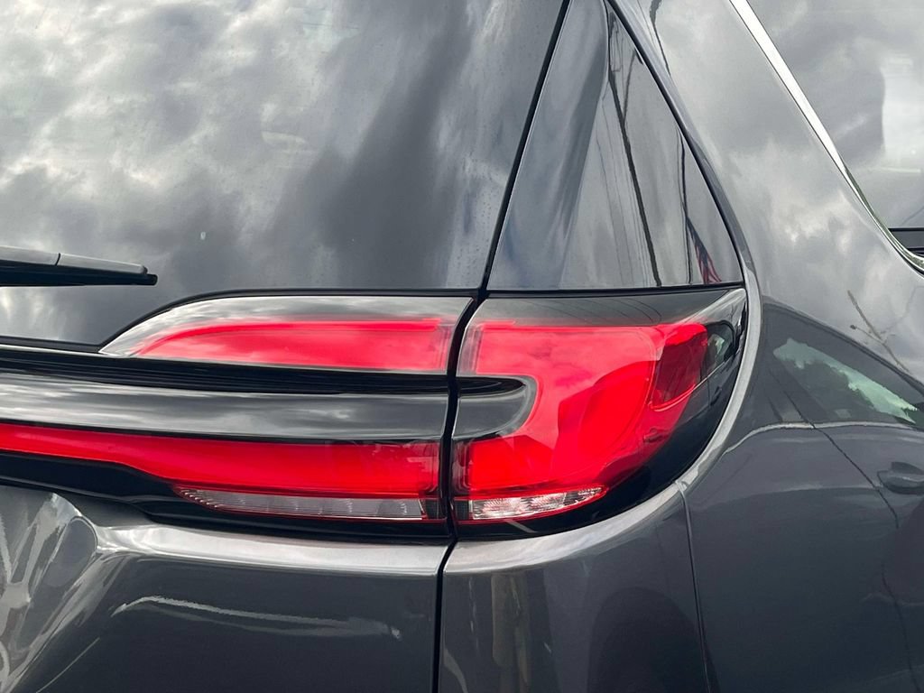 Used 2023 Chrysler Pacifica Limited FWD image 8