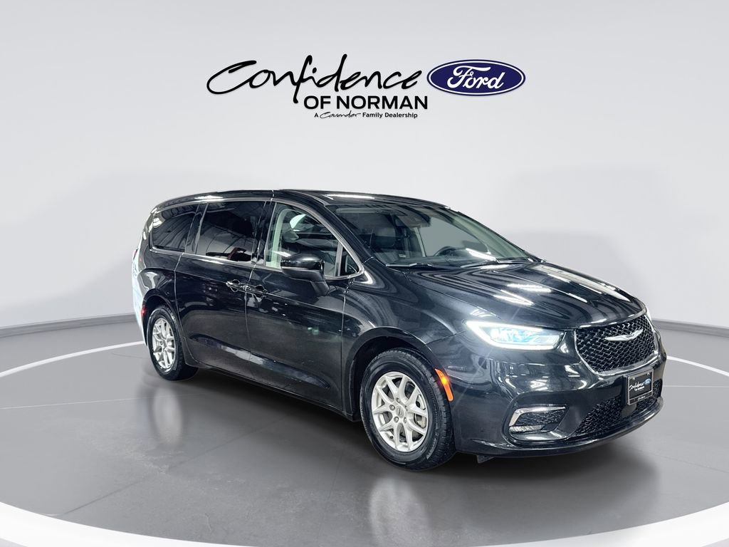 Used 2023 Chrysler Pacifica Touring-L FWD image 11