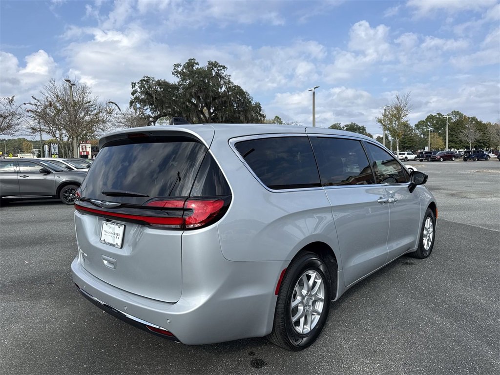 New 2026 Chrysler Pacifica Select image 3