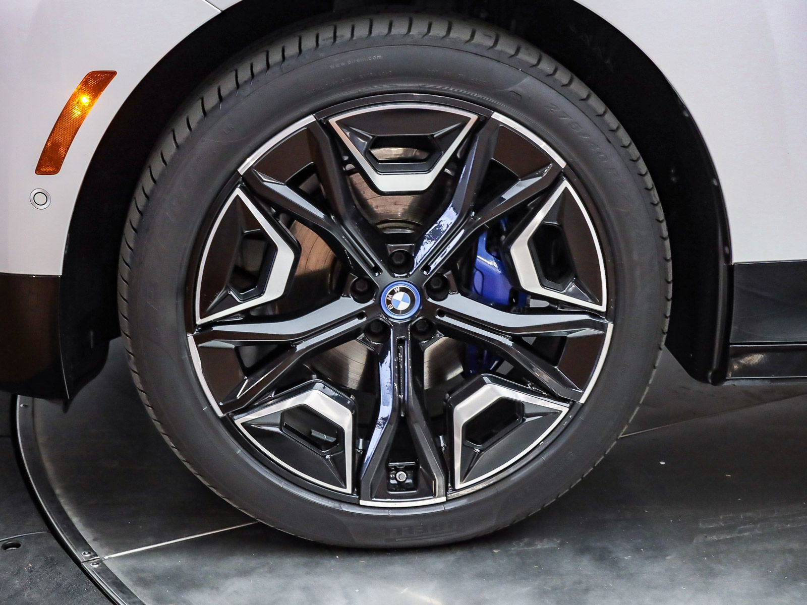 Used 2023 BMW iX xDrive50 w/ Sport Package image 10