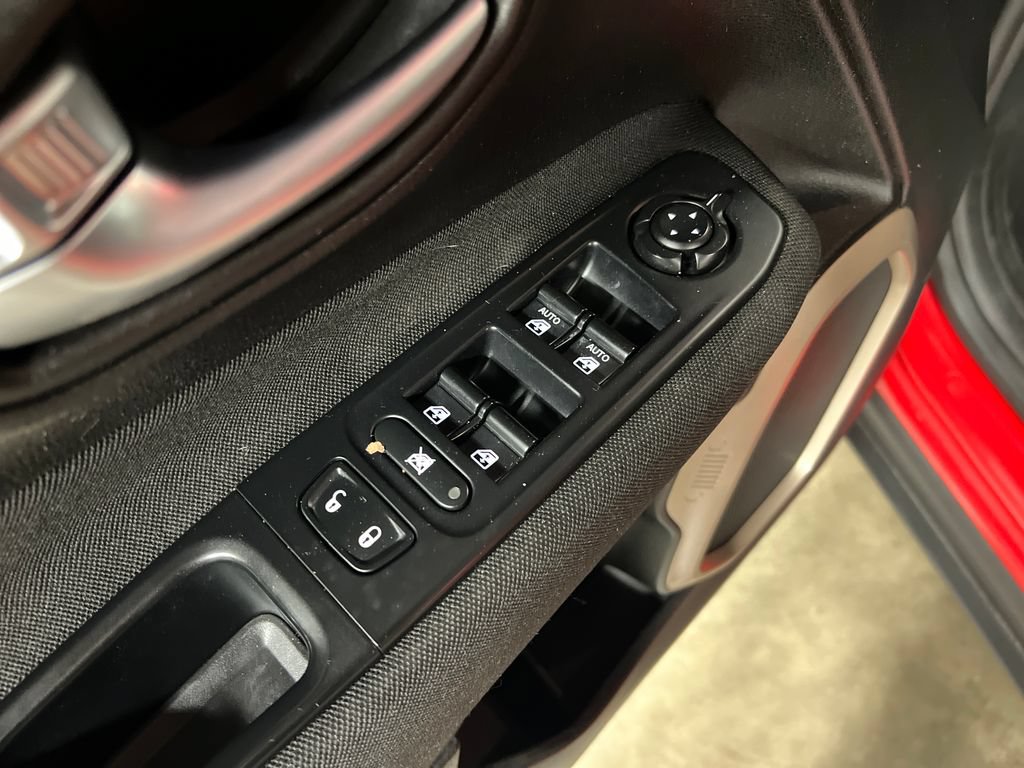 Used 2017 Jeep Renegade Latitude AWD/4WD image 17