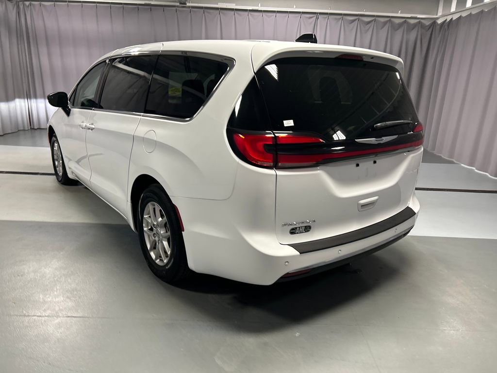 Used 2024 Chrysler Pacifica Touring-L FWD image 5