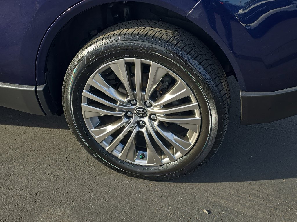 Certified 2023 Toyota Venza XLE image 12