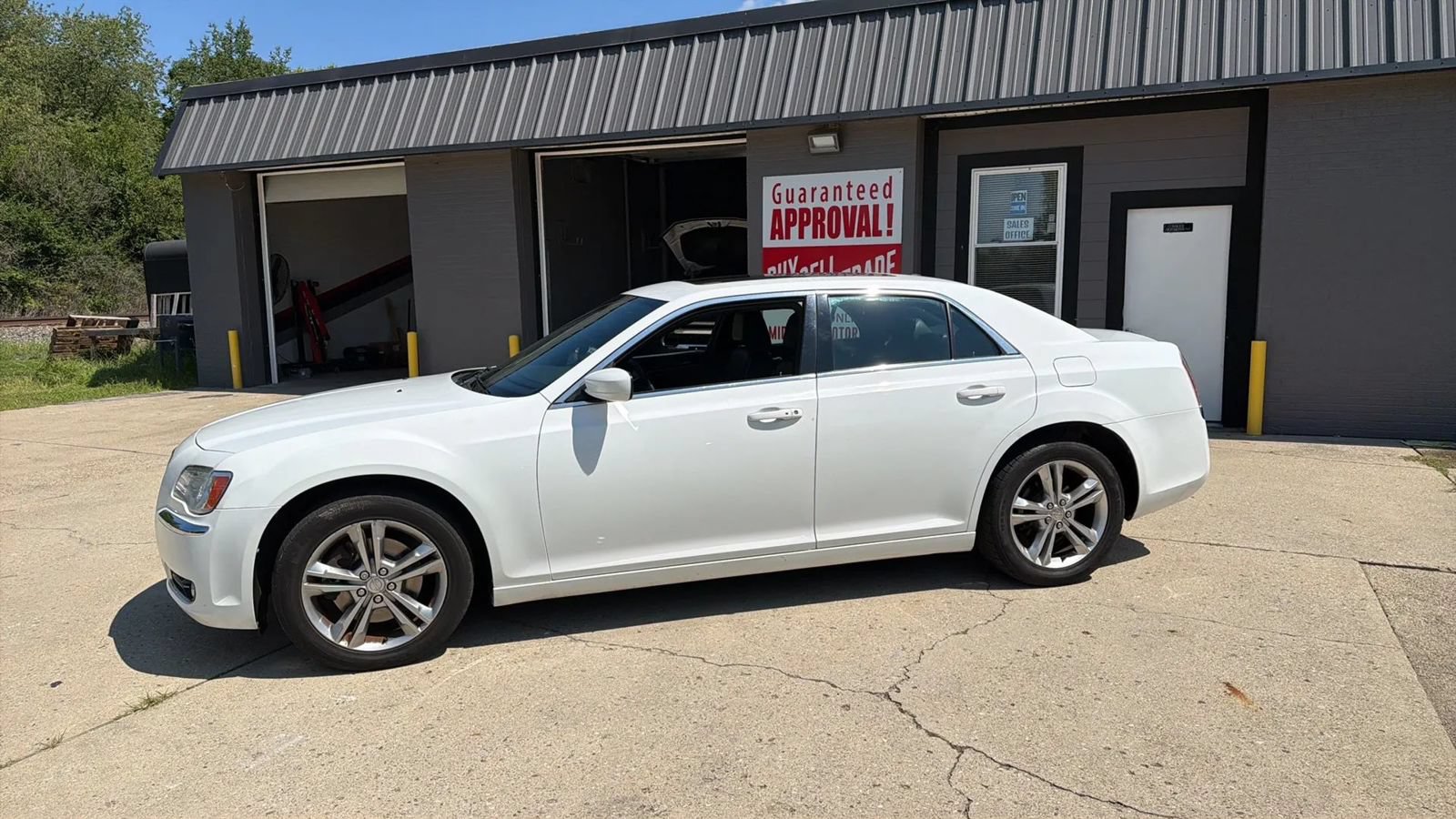 Used 2014 Chrysler 300 AWD w/ Driver Convenience Group image 2