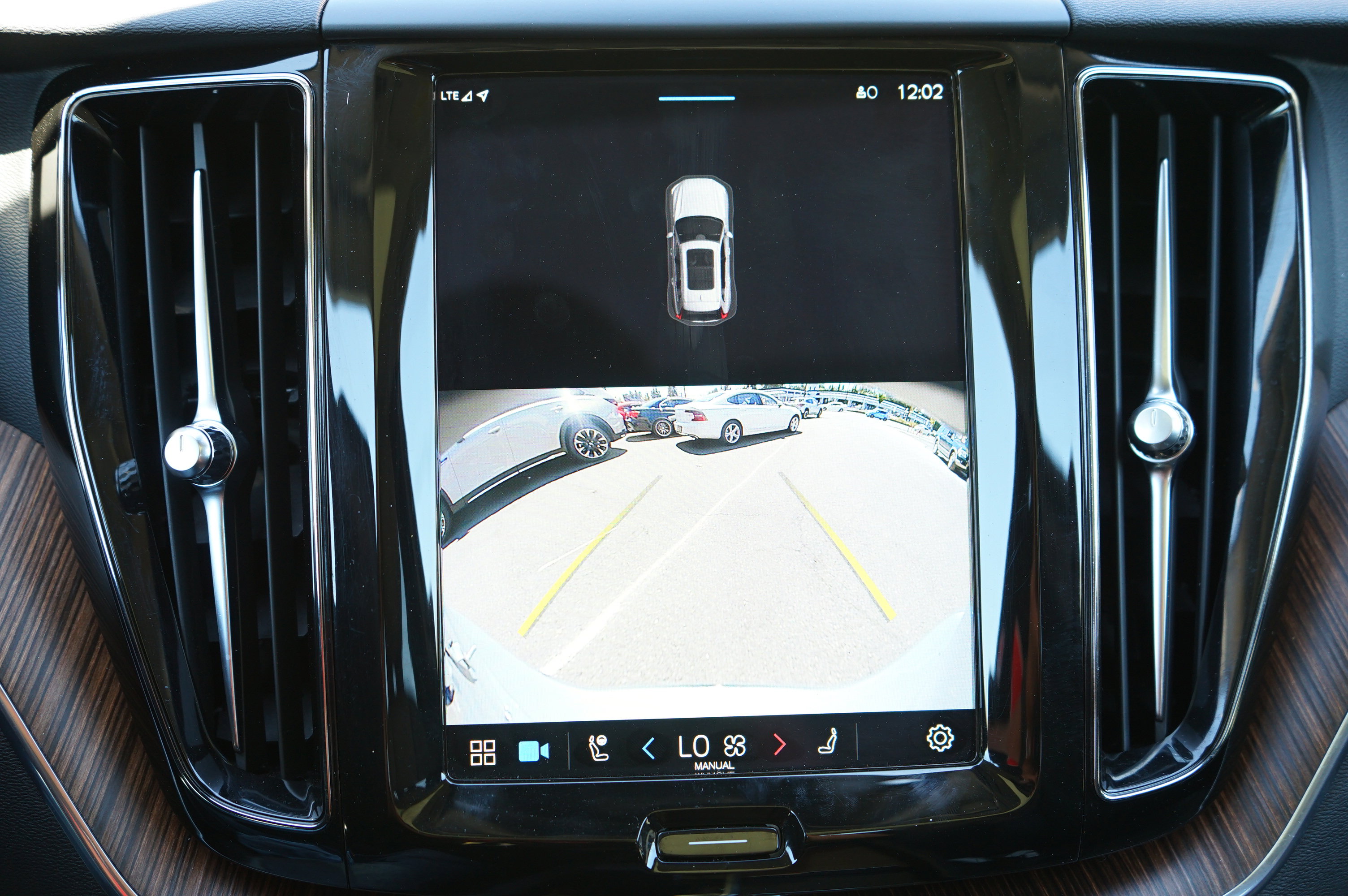 Used 2022 Volvo XC60 B5 Momentum image 30