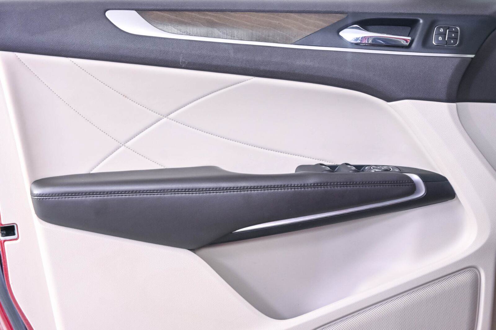 Used 2019 Lincoln MKC Reserve w/ MKC Technology Package FWD image 6