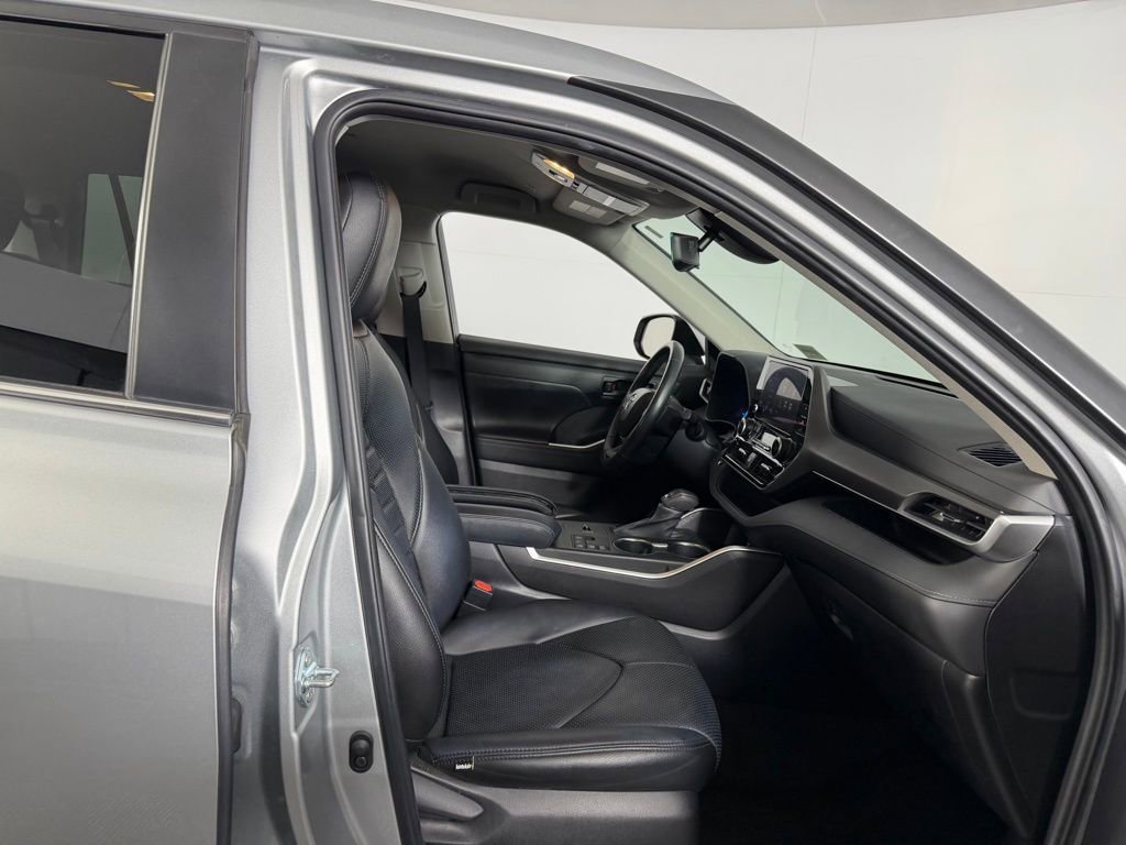 Used 2023 Toyota Highlander LE image 30