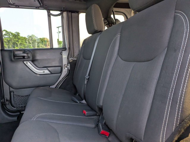 Used 2017 Jeep Wrangler Unlimited Sahara w/ Connectivity Group AWD/4WD image 14