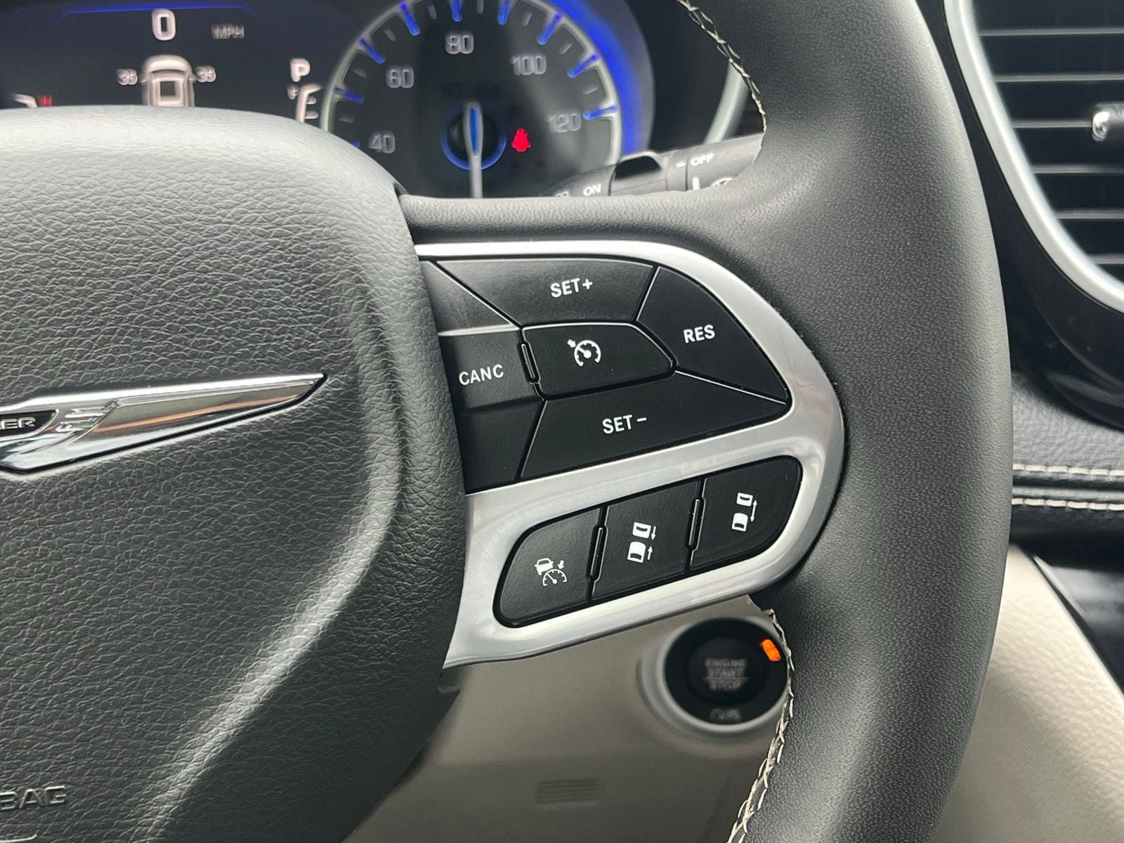 Used 2023 Chrysler Pacifica Limited FWD image 32