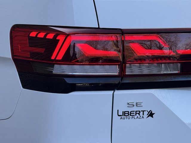 Used 2024 Volkswagen Atlas Peak Edition SE image 37