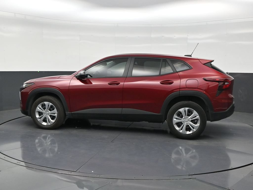 Used 2025 Chevrolet Trax LS FWD image 2