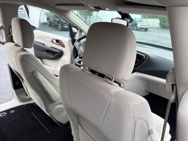 Used 2017 Chrysler Pacifica LX FWD image 26