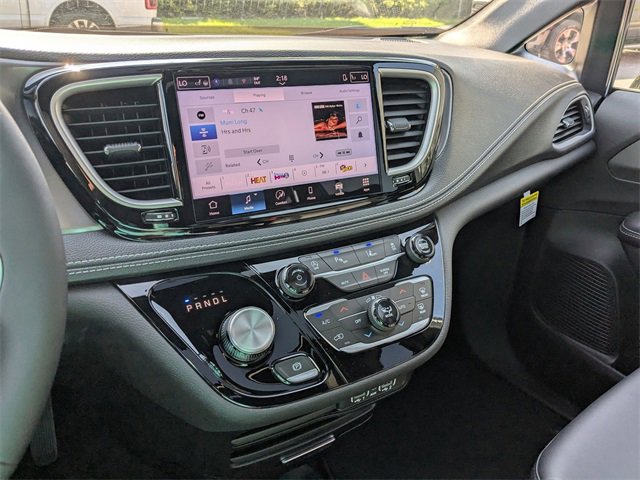 New 2025 Chrysler Pacifica Select image 20