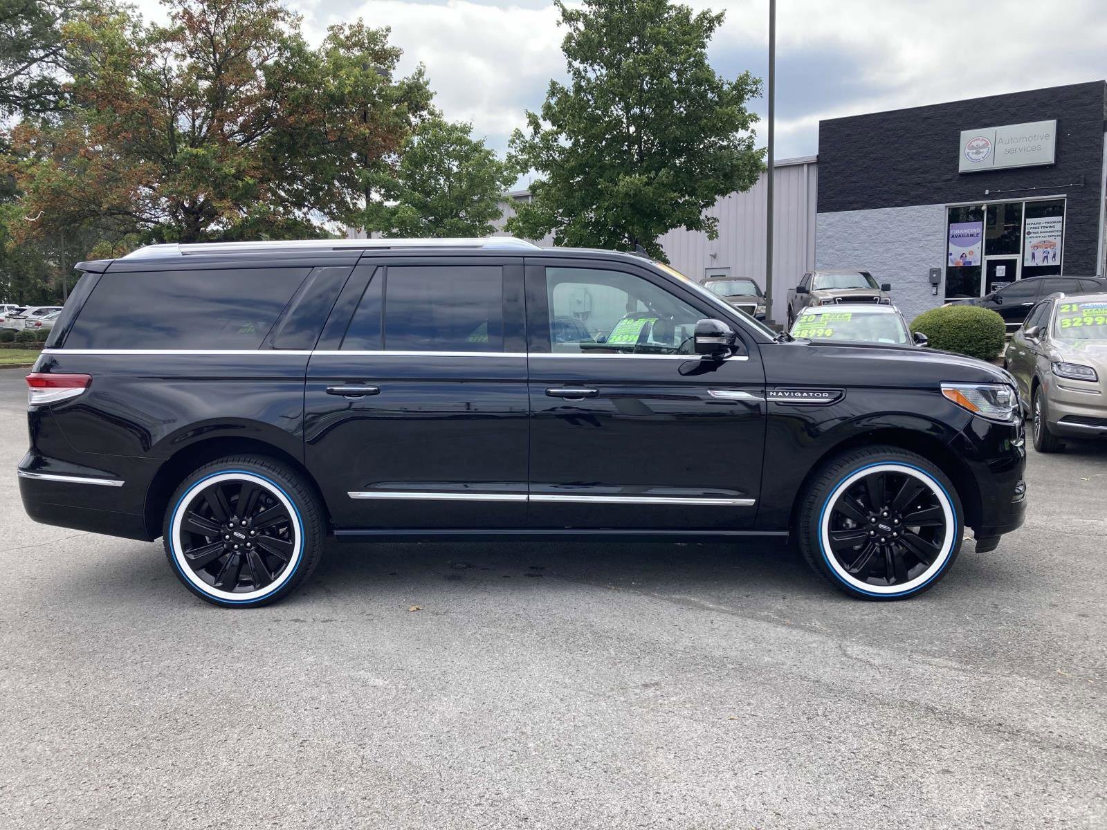 Used 2024 Lincoln Navigator L Reserve AWD/4WD image 2