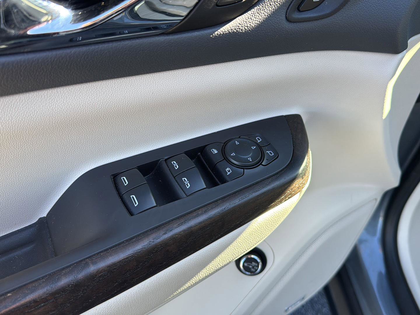 Certified 2022 GMC Acadia Denali w/ Denali Ultimate Package image 29