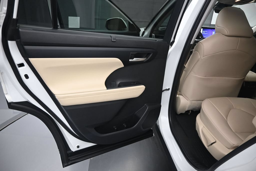 Used 2023 Toyota Highlander XLE FWD image 11