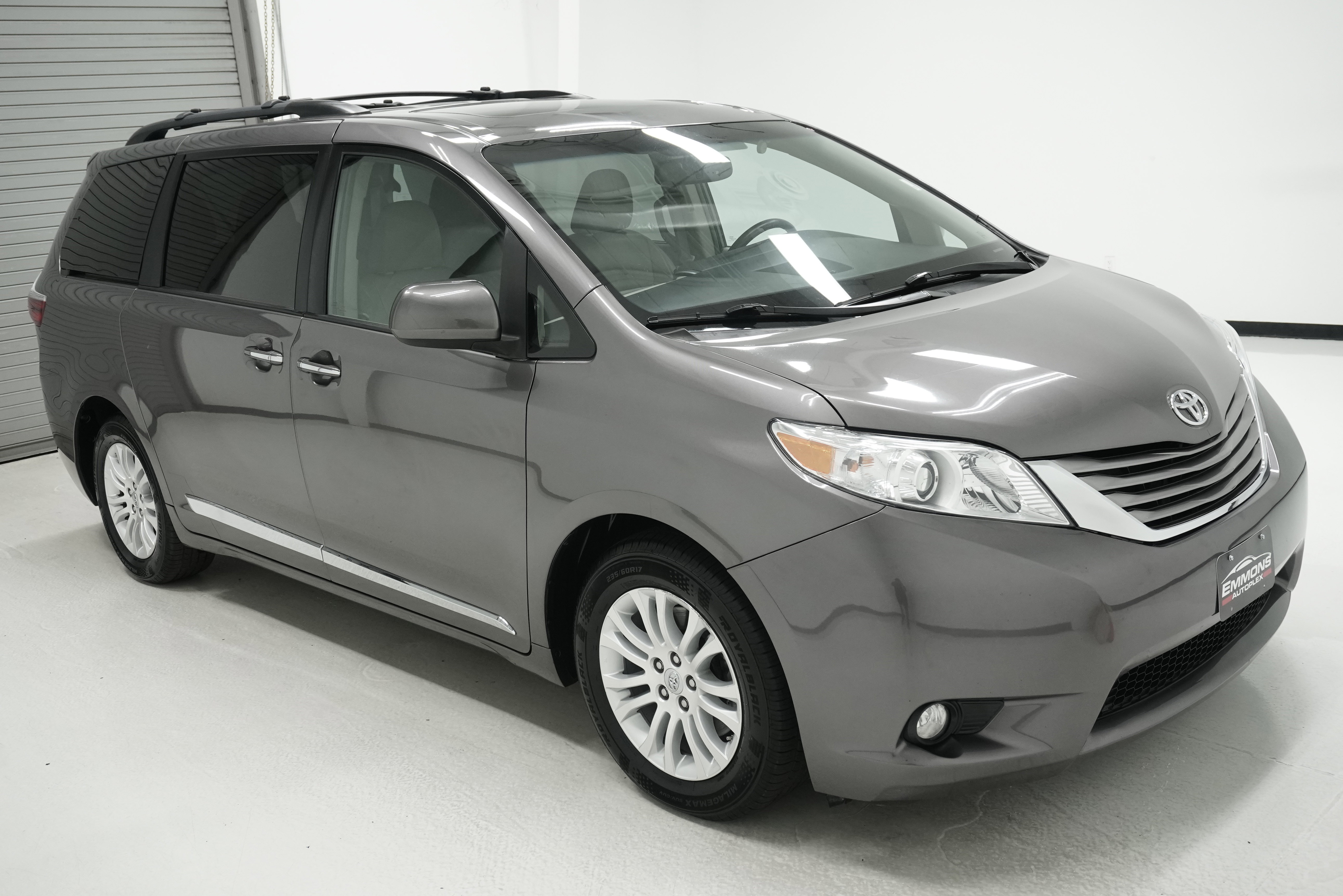 Used 2017 Toyota Sienna XLE w/ XLE Navigation Package FWD image 3