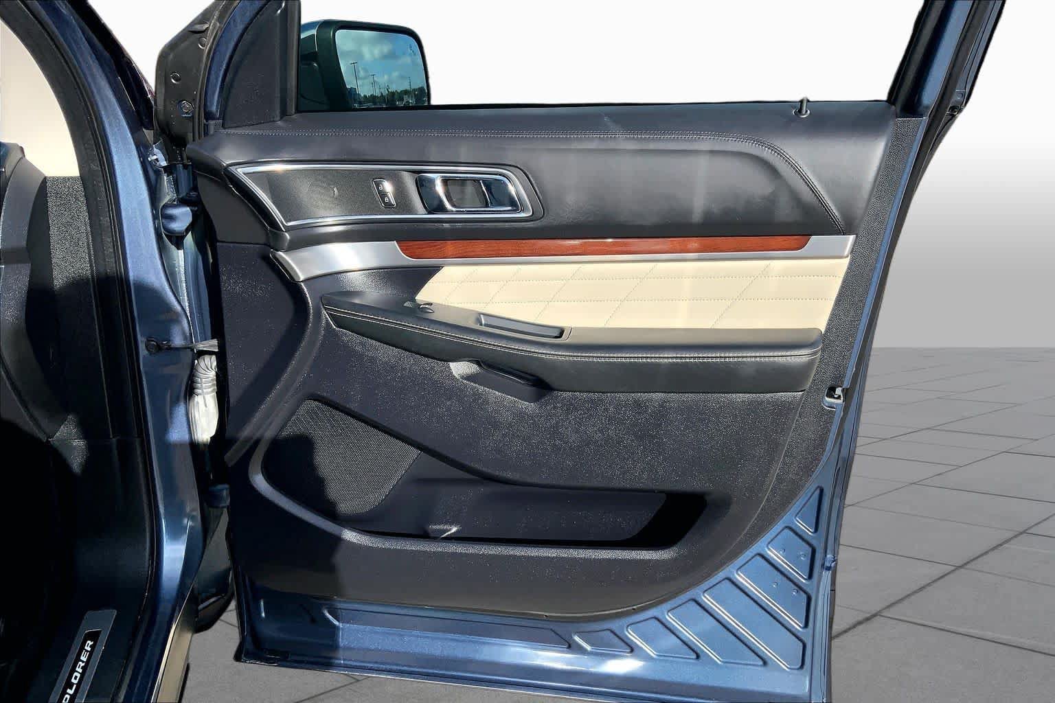 Used 2019 Ford Explorer Platinum AWD/4WD image 23