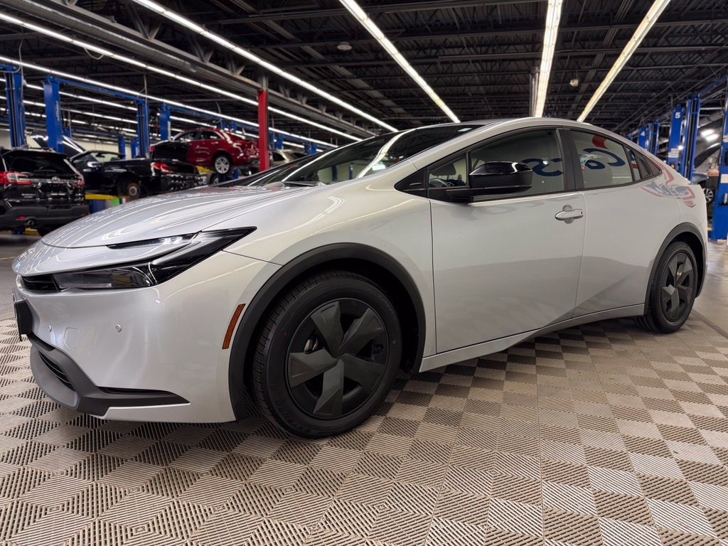 Used 2025 Toyota Prius LE FWD image 3