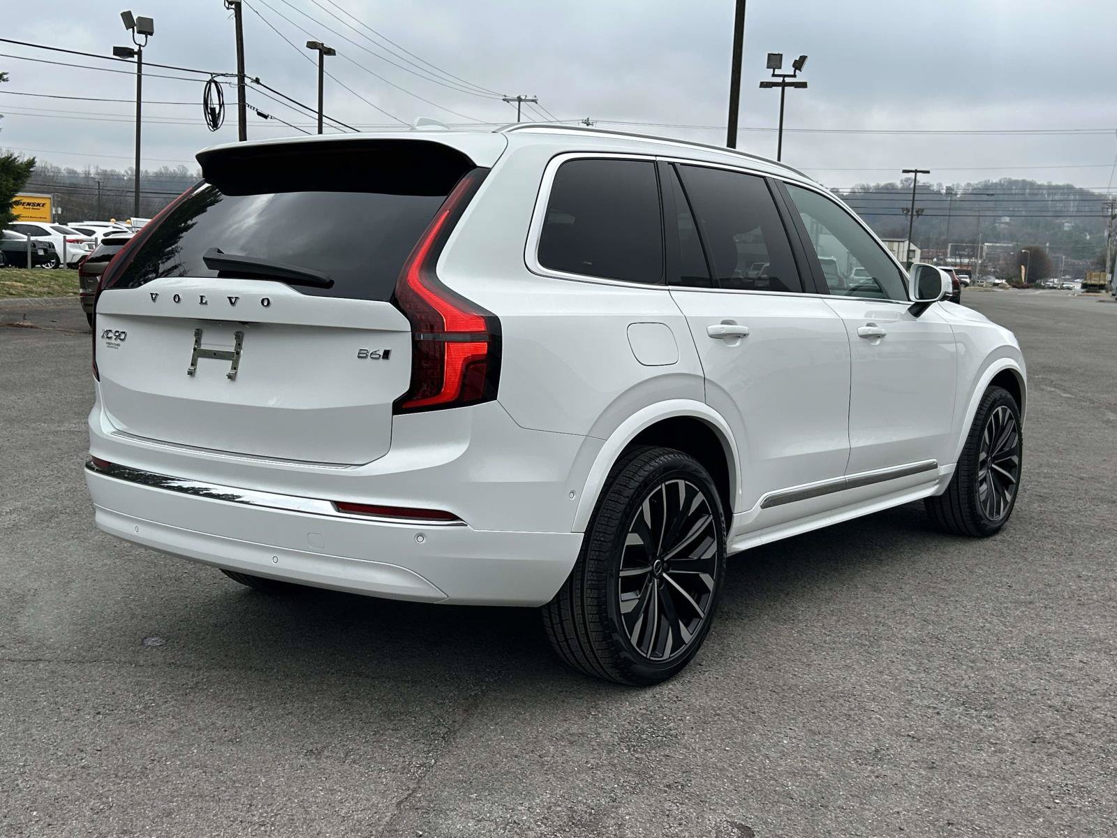 New 2026 Volvo XC90 B6 Plus w/ Protection Package Premier AWD/4WD image 3