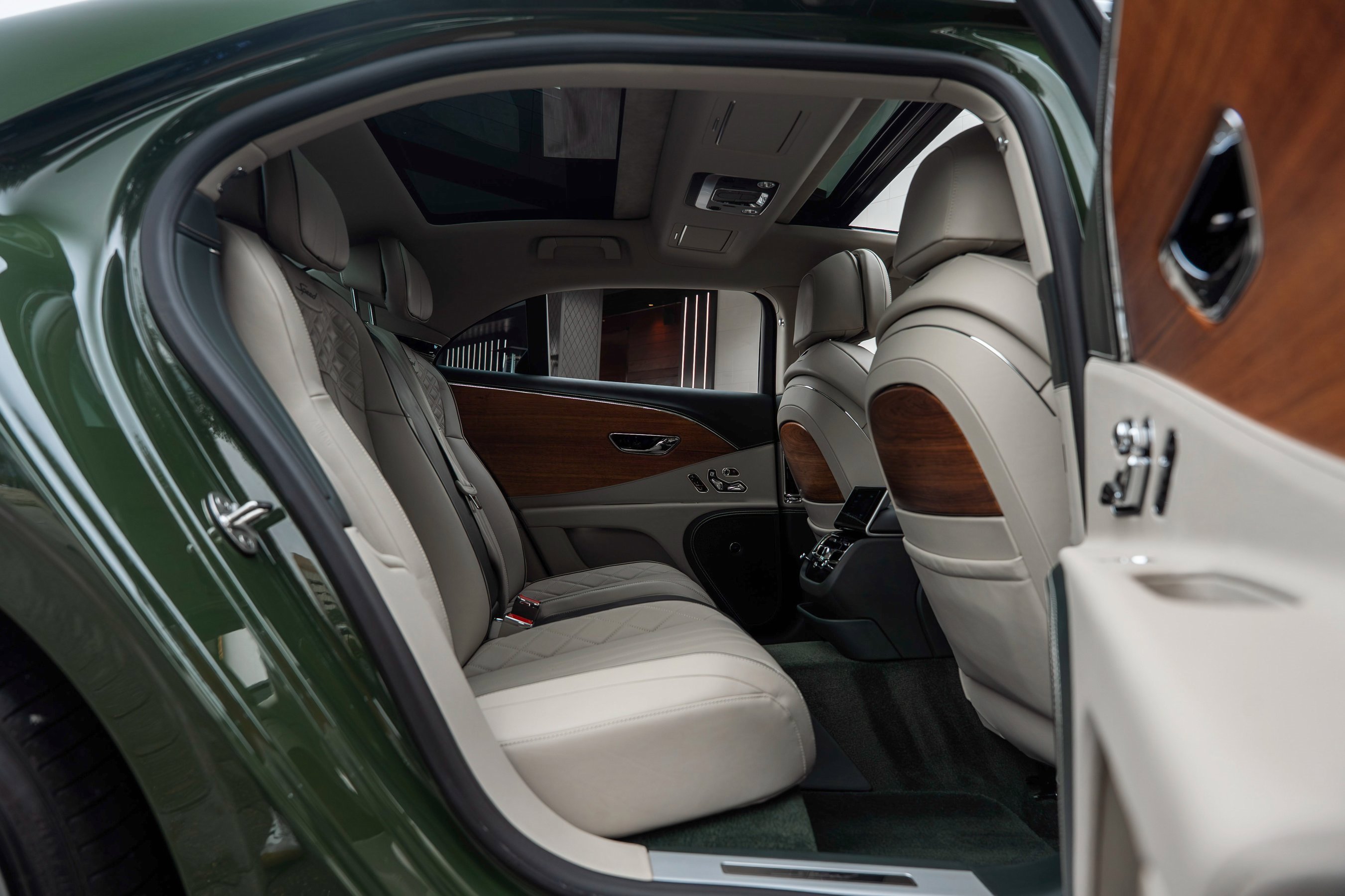 Used 2024 Bentley Flying Spur W12 image 54