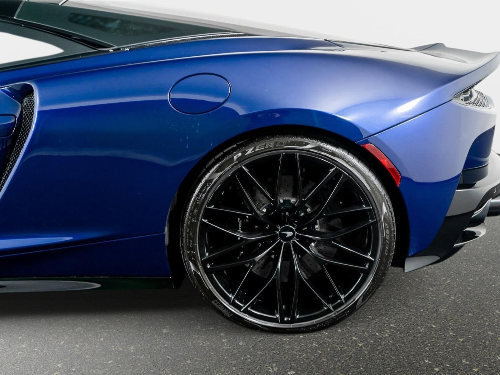 Used 2023 McLaren GT RWD image 17