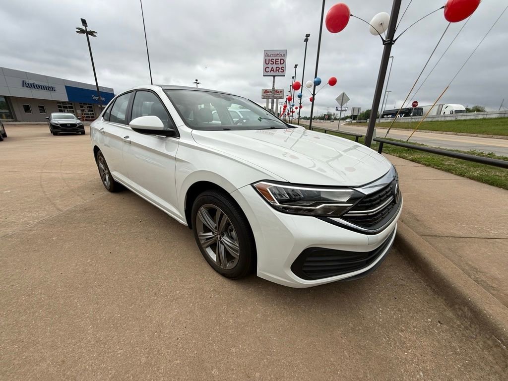 Used 2024 Volkswagen Jetta SE image 4