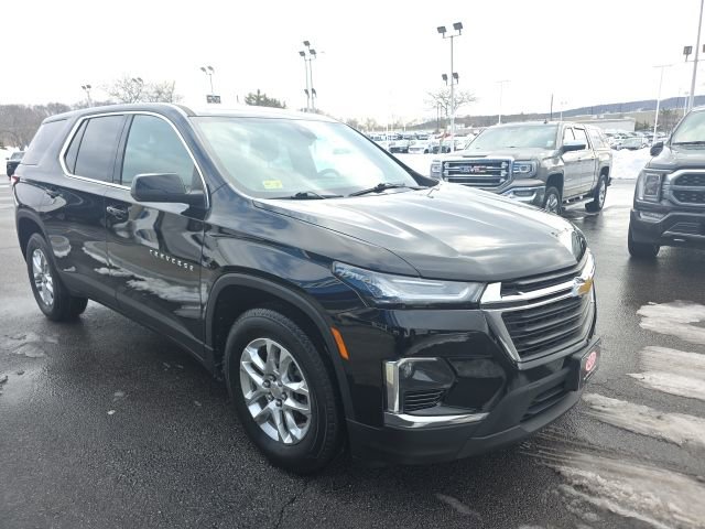 Used 2022 Chevrolet Traverse LS image 1