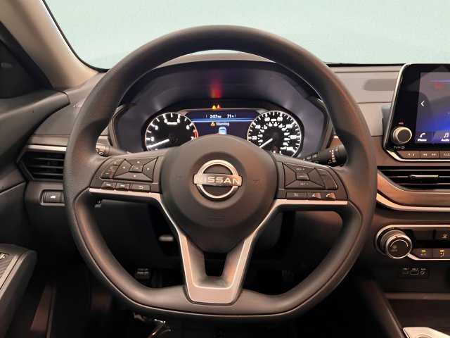 Used 2025 Nissan Altima 2.5 SV FWD image 19